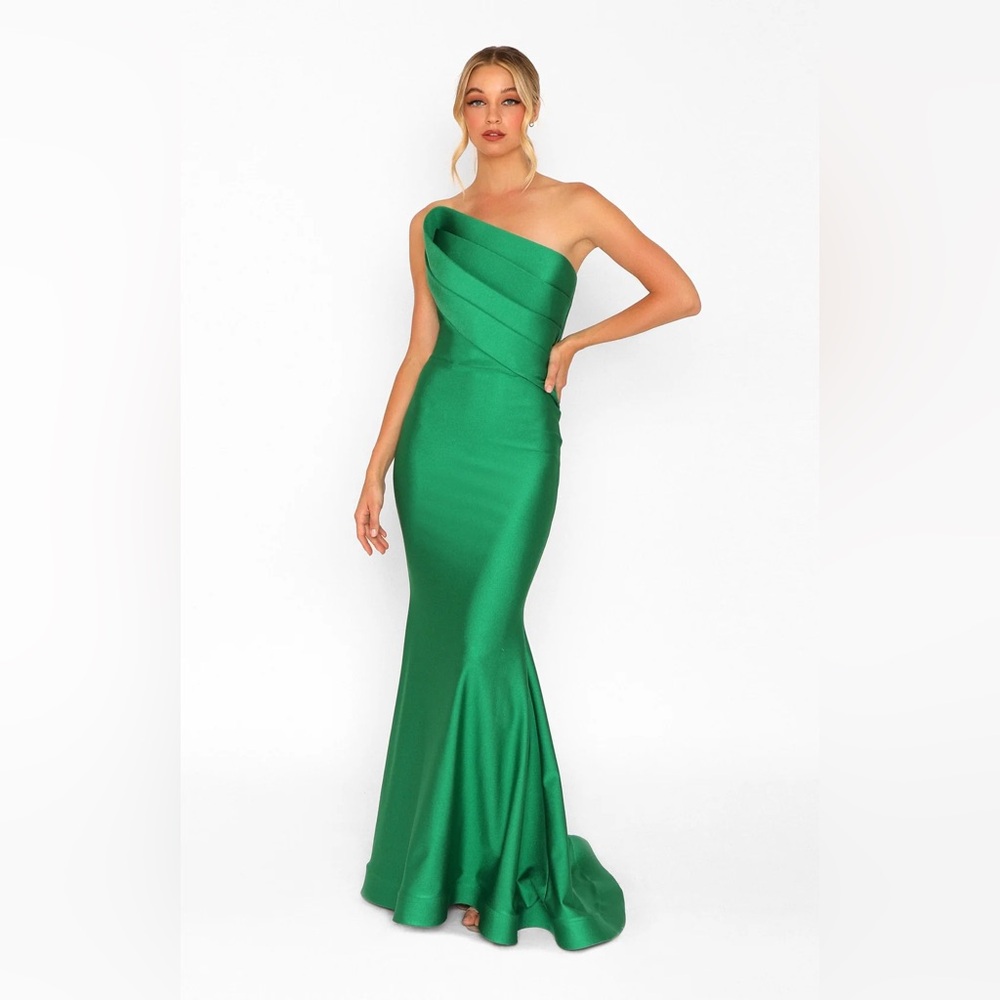 Nicole Bakti evening gown 💚